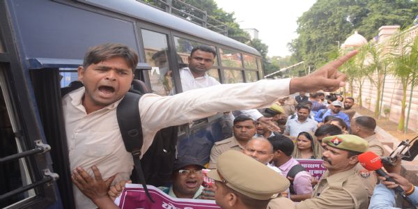 मायावती के आवास के बाहर 69 हजार शिक्षक भर्ती के अभ्यर्थियों ने किया प्रदर्शन