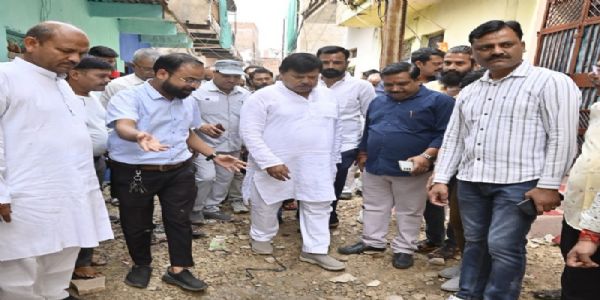 ग्वालियरः सीवर सफाई में ढिलाई से नाराज़ हुए ऊर्जा मंत्री तोमर