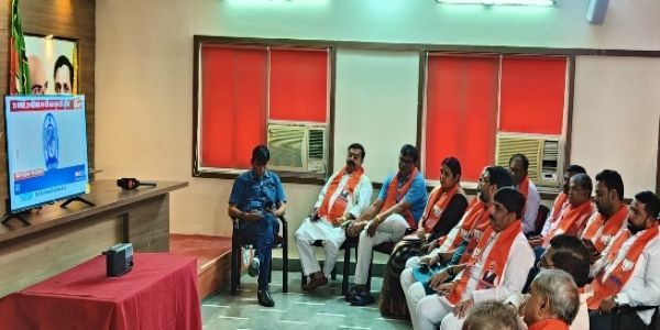 प्रधानमंत्री मोदी के 127वें मन की बात का वाराणसी के भाजपा पदाधिकारियाें ने किया सामूहिक श्रवण