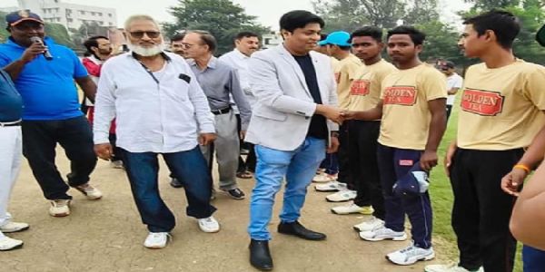 खिलाड़ियों से मिलते मुख्य अतिथि खिलाड़ियों से मिलते मुख्य अतिथि