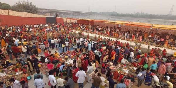 दिल्ली में छठ पूजा के अवसर पर आईटीओ बैराज के पास का यह फोटो 2022 का है। दिल्ली में छठ पूजा के अवसर पर आईटीओ बैराज के पास का यह फोटो 2022 का है।