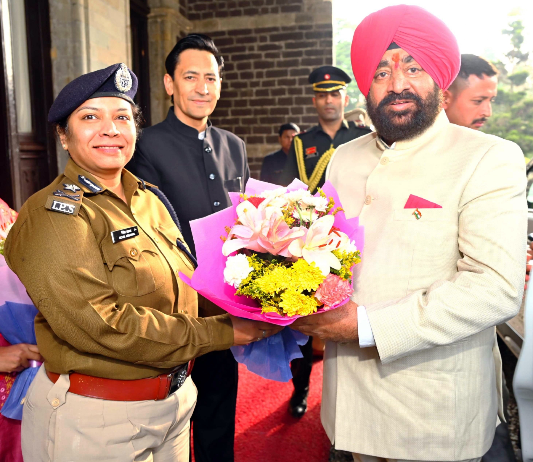 नैनीताल राजभवन पहुंचने पर राज्यपाल का अभिनंदन करतीं पुलिस महानिरीक्षक रिद्धिम अग्रवाल। नैनीताल राजभवन पहुंचने पर राज्यपाल का अभिनंदन करतीं पुलिस महानिरीक्षक रिद्धिम अग्रवाल।