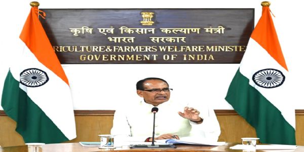 कृषि मंत्री शिवराज सिंह चौहान बैठक में दिशानिर्देश देते हुए कृषि मंत्री शिवराज सिंह चौहान बैठक में दिशानिर्देश देते हुए