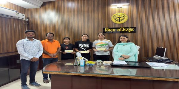 सहायक राशि चैक प्राप्त करते हुए प्रतिभागी सहायक राशि चैक प्राप्त करते हुए प्रतिभागी