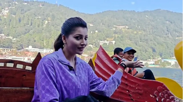 नैनी झील में नौकायन करती अभिनेत्री उर्वशी रौतेला। नैनी झील में नौकायन करती अभिनेत्री उर्वशी रौतेला।