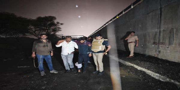 लंका में मुठभेड़: घायल पशु तस्कर समेत दो गिरफ्तार, चार गोवंश बरामद