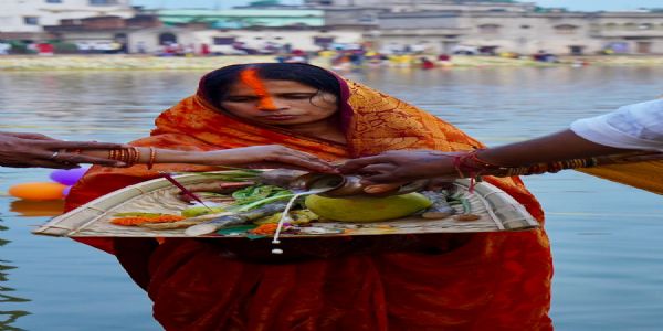 अस्ताचलगामी सूर्य को छठव्रतियों नें दिया अर्घ्य