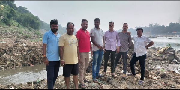 विधायक ने छठ घाट में जा रहे नाली के गंदे पानी को जेसीबी मंगवा कर रुकवाया