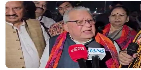छठ व्रतियों ने डूबते सूर्य को दिया अर्घ्य