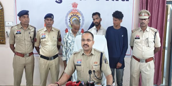गला दबाकर व पत्थर से सिर को कुचलकर युवक की हत्या, तीन आरोपित गिरफ्तार