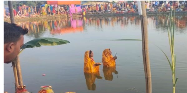 बिश्वनाथ में व्रतधारियों ने अर्पित किया सांध्या कालीन अर्घ्य