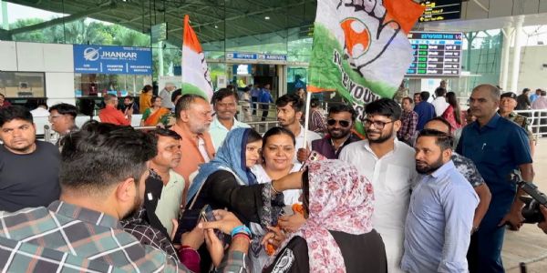 स्विट्जरलैंड से लौटीं मंत्री दीपिका पांडे का एयरपोर्ट पर पार्टी कार्यकर्ताओं ने किया स्वागत