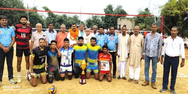 तीन दिवसीय ओपेन वॉलीबाल प्रतियोगिता में कोरांव की टीम बनी विजेता