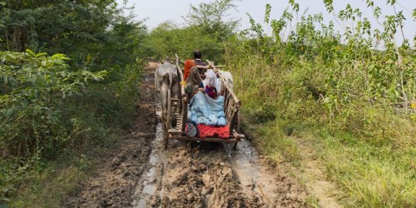 प्रसव पीड़ा में बैलगाड़ी के झटके से कराह उठी बहू