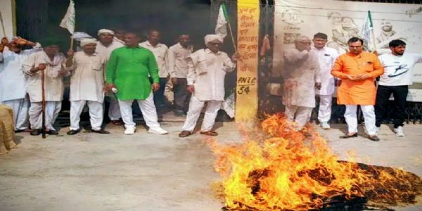 पानीपत में गुस्साए किसानों ने प्रदर्शन कर जलाई धान की ढेरी