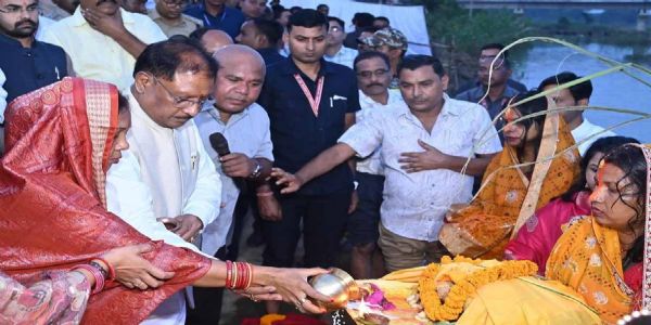 जशपुर  : मुख्यमंत्री साय ने जशपुर में दुलदुला छठ घाट में सूर्य को दिया अर्घ्य , प्रदेश की सुख-समृद्धि और खुशहाली की कामना की