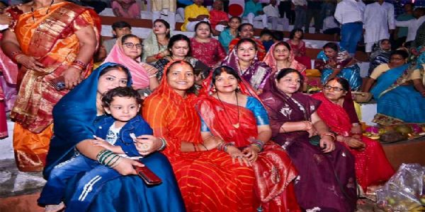मंत्री लक्ष्मी राजवाड़े ने सूर्यदेव को अर्पित किया संध्या अर्घ्य