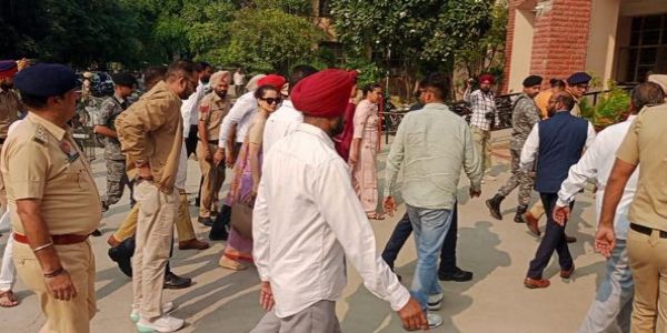 कंगना रानाैत पंजाब के बठिंडा की अदालत में जाते हुए कंगना रानाैत पंजाब के बठिंडा की अदालत में जाते हुए