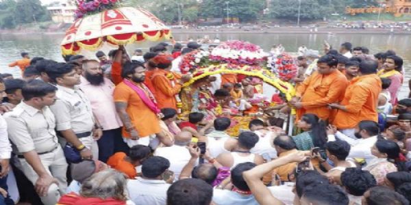 उज्जैन में धूमधाम से निकली बाबा महाकाल की सवारी उज्जैन में धूमधाम से निकली बाबा महाकाल की सवारी