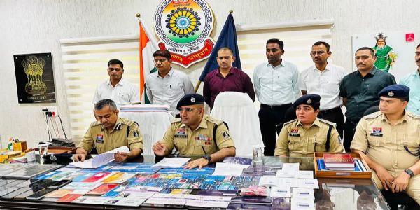 खैरागढ़ पुलिस ने सायबर ठगी करने वाले आठ आरोपितों को किया पेश खैरागढ़ पुलिस ने सायबर ठगी करने वाले आठ आरोपितों को किया पेश