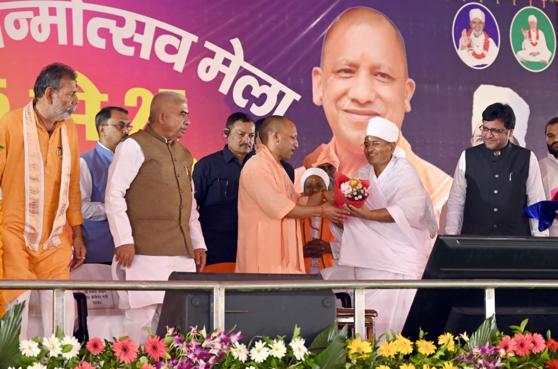 मुख्यमंत्री का स्वागत करते असंग देव महराज मुख्यमंत्री का स्वागत करते असंग देव महराज