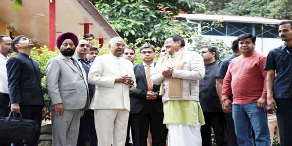 कैंची धाम में बाबा नीब करौरी के दर्शनों के दौरान उनके बारे में जानकारी लेते पूर्व राष्ट्रपति रामनाथ कोविंद। कैंची धाम में बाबा नीब करौरी के दर्शनों के दौरान उनके बारे में जानकारी लेते पूर्व राष्ट्रपति रामनाथ कोविंद।