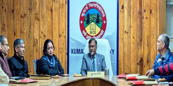 पत्रकारों को कुविवि के दीक्षांत समारोह एवं अन्य उपलब्धियों की जानकारियां देते कुलपति, साथ में कुलसचिव एवं अन्य। पत्रकारों को कुविवि के दीक्षांत समारोह एवं अन्य उपलब्धियों की जानकारियां देते कुलपति, साथ में कुलसचिव एवं अन्य।