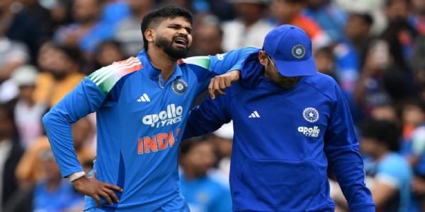 दर्द से कराहते श्रेयस अय्यर दर्द से कराहते श्रेयस अय्यर