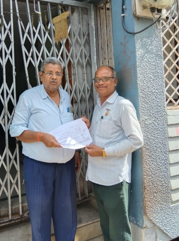 घर पहुंचकर जानकारी देते हुए कर्मचारी। घर पहुंचकर जानकारी देते हुए कर्मचारी।