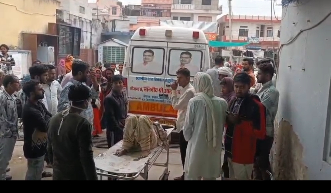 हाईटेंशन लाइन को छूने से बस में दौड़ा करंट हाईटेंशन लाइन को छूने से बस में दौड़ा करंट