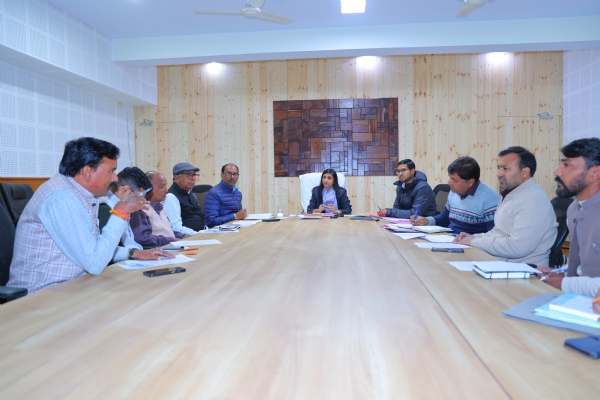 पौड़ी में आयोजित  बैठक में अधिकारी को निर्देश देती जिलाधिकारी। पौड़ी में आयोजित  बैठक में अधिकारी को निर्देश देती जिलाधिकारी।