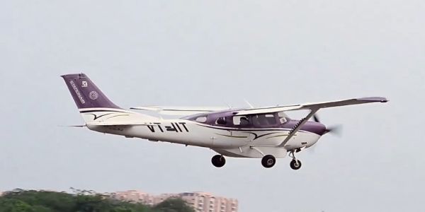 क्लाउड सीडिंग कराने जाता एयरक्राफ्ट का छायाचित्र क्लाउड सीडिंग कराने जाता एयरक्राफ्ट का छायाचित्र