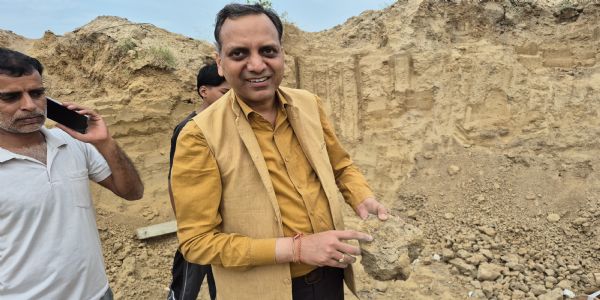 खुदाई में मिले पुरावशेष देखते डॉ अमित राय जैन खुदाई में मिले पुरावशेष देखते डॉ अमित राय जैन