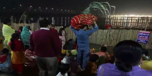 नदी तटों पर लोग उगते सूर्य अर्घ्य देने के लिए उमड़ पड़े हैं। फोटो - इंटरनेट मीडिया नदी तटों पर लोग उगते सूर्य अर्घ्य देने के लिए उमड़ पड़े हैं। फोटो - इंटरनेट मीडिया