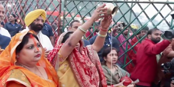 आईटीओ स्थित हाथी घाट पर उगते सूर्य को अर्घ्य अर्पित करतीं मुख्यमंत्री रेखा गुप्ता आईटीओ स्थित हाथी घाट पर उगते सूर्य को अर्घ्य अर्पित करतीं मुख्यमंत्री रेखा गुप्ता