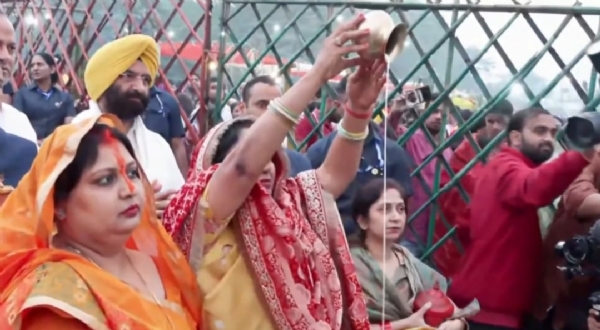 आईटीओ स्थित हाथी घाट पर उगते सूर्य को अर्घ्य अर्पित करतीं मुख्यमंत्री रेखा गुप्ता आईटीओ स्थित हाथी घाट पर उगते सूर्य को अर्घ्य अर्पित करतीं मुख्यमंत्री रेखा गुप्ता