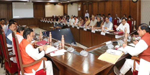 मंत्रालय में मंत्रिपरिषद की बैठक मंत्रालय में मंत्रिपरिषद की बैठक