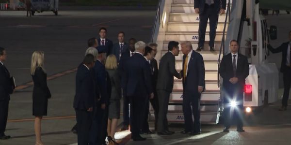 अमेरिकी राष्ट्रपति डोनाल्ड ट्रंप की इस यात्रा का यह फोटो सीएनएन चैनल के वीडियो से तैयार किया गया है। अमेरिकी राष्ट्रपति डोनाल्ड ट्रंप की इस यात्रा का यह फोटो सीएनएन चैनल के वीडियो से तैयार किया गया है।