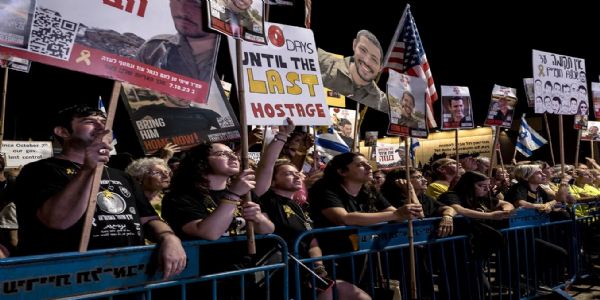इजराइल के लोग 26 अक्टूबर को तेल अवीव के बंधक चौक पर प्रदर्शन करते। इन्होंने मांग की कि हमास सभी बंधकों के शव लौटाए। फोटो - इंटरनेट मीडिया इजराइल के लोग 26 अक्टूबर को तेल अवीव के बंधक चौक पर प्रदर्शन करते। इन्होंने मांग की कि हमास सभी बंधकों के शव लौटाए। फोटो - इंटरनेट मीडिया