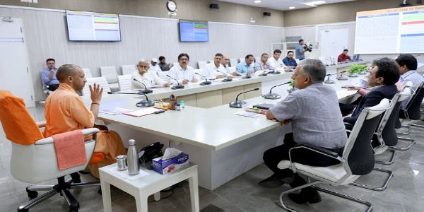 सरकारी आवास पर बैठक करते मुख्यमंत्री योगी सरकारी आवास पर बैठक करते मुख्यमंत्री योगी