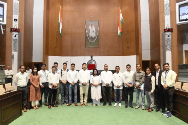 गुजरात विधानसभा में प्रतिनिधि मंडल गुजरात विधानसभा में प्रतिनिधि मंडल