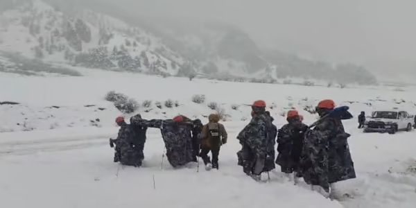 एपीएफ ने मनांग में बर्फबारी में फंसे 750 विदेशी पर्यटकों को सुरक्षित निकाला