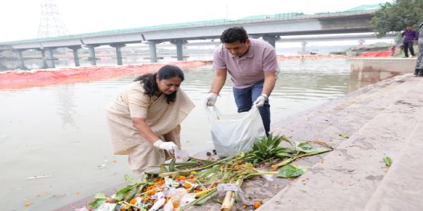 छठ आयोजन के बाद वासुदेव घाट पर मुख्यमंत्री ने स्वच्छता अभियान में किया श्रमदान