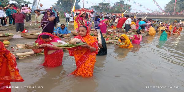 फकीराग्राम में उदीयमान सूर्य को अर्घ्य अर्पण के साथ छठ पूजा संपन्न