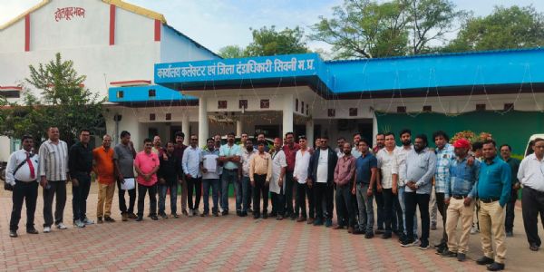 सिवनीः मुख्यमंत्री व गृहमंत्री के नाम कलेक्टर एवं एसपी को सौंपा गया ज्ञापन