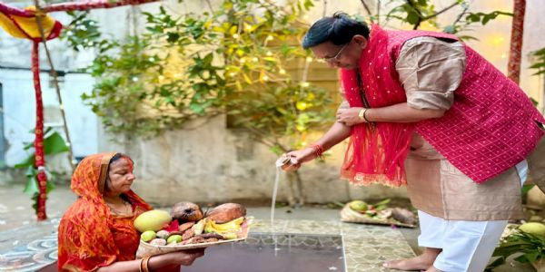 उगते सूर्य को अर्घ्‍य देने के साथ ही लोक आस्था का महापर्व छठ संपन्न