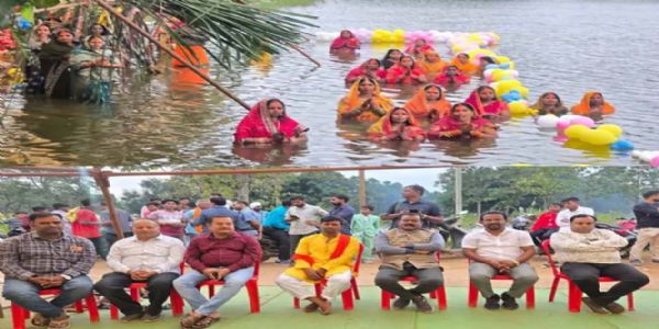 काेंड़ागांव : केशकाल के सुरडोंगर तालाब में मनाया गया छठ महापर्व, विधायक व नपं अध्यक्ष हुए शामिल