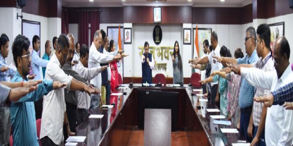 रायपुर : राजभवन के अधिकारियों-कर्मचारियों ने सतर्कता जागरूकता की शपथ ली