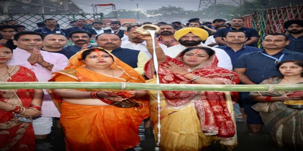 आस्था से सजी दिल्ली, मुख्यमंत्री रेखा गुप्ता ने उगते सूर्यदेव को दिया अर्घ्य