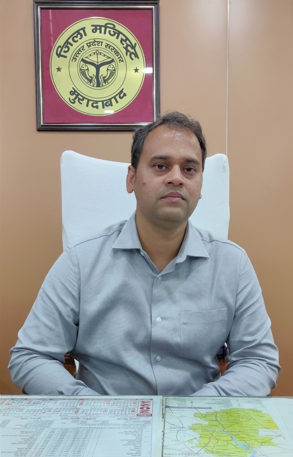 जिला अधिकारी अनुज सिंह। जिला अधिकारी अनुज सिंह।